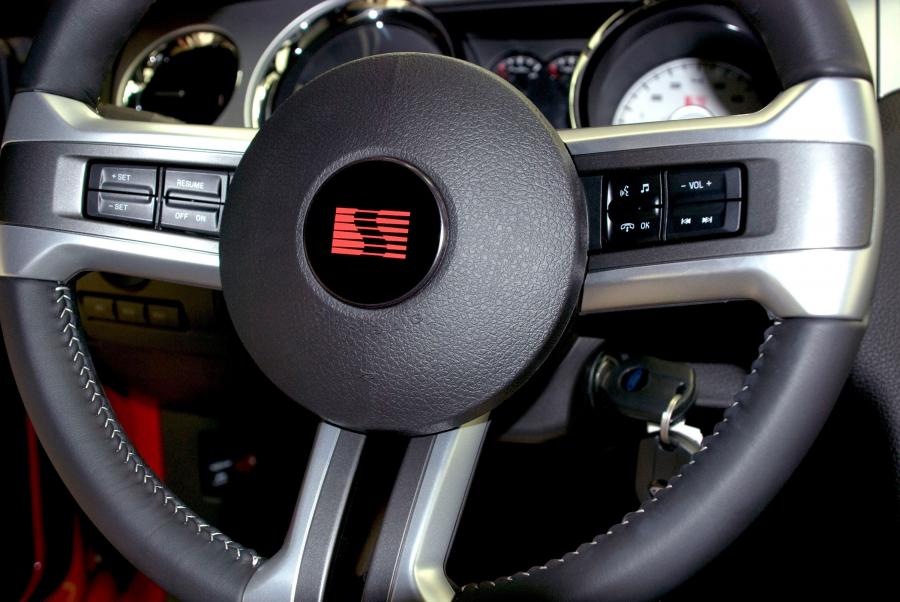 Детали интерьера Saleen S435 2009 года  (фото 9 из 11)